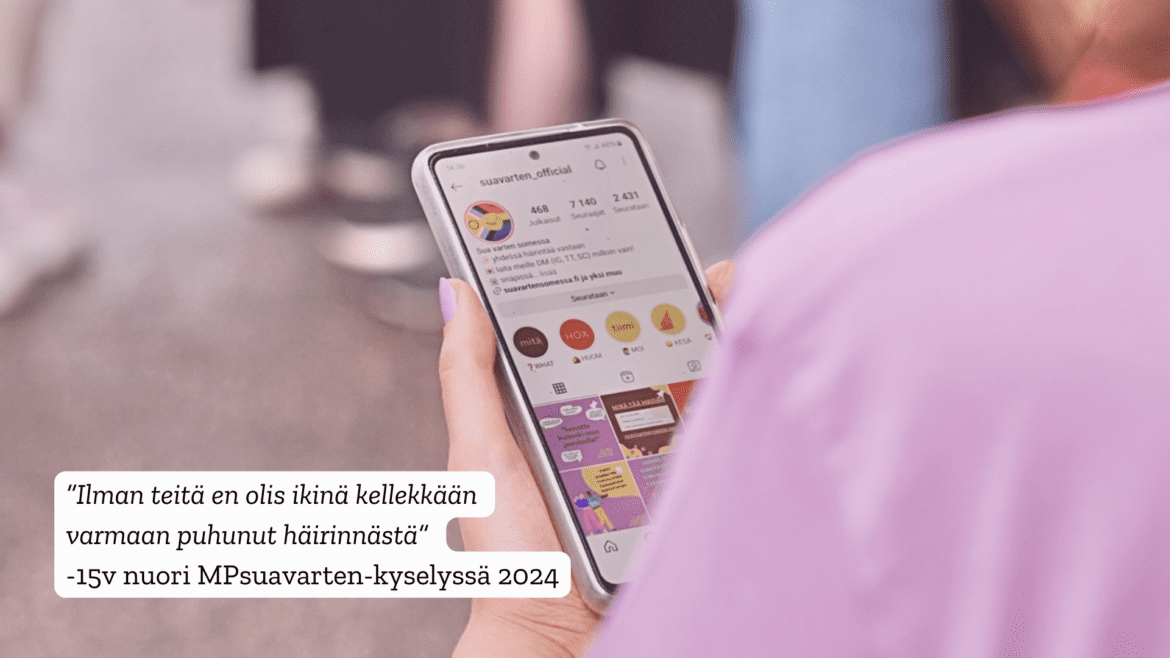 Violettipaitaisen henkilön olkapään takaa kuvattu kuva, jossa henkilö pitelee älypuhelinta, jossa on auki @suavarten_official Instagram-tili. Vasemmassa alareunassa teksti: "Ilman teitä en olis ikinä kellekkään varmaan puhunut häirinnästä". 15v. nuori MPsuavarten-kyselyssä 2024.