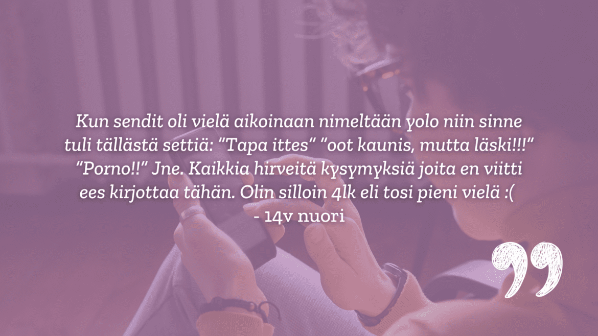 Silmälasipäinen nuori selaamassa älypuhelinta. Violetit sävyt. Keskellä valkoisella teksti: Kun sendit oli vielä aikoinaan nimeltään yolo niin sinne tuli tällästä settiä: ”Tapa ittes” ”oot kaunis, mutta läski!!!” ”Porno!!” Jne. Kaikkia hirveitä kysymyksiä joita en viitti ees kirjottaa tähän. Olin silloin 4lk eli tosi pieni vielä. 14v nuori. Oikeassa alanurkassa valkoinen heittomerkki.