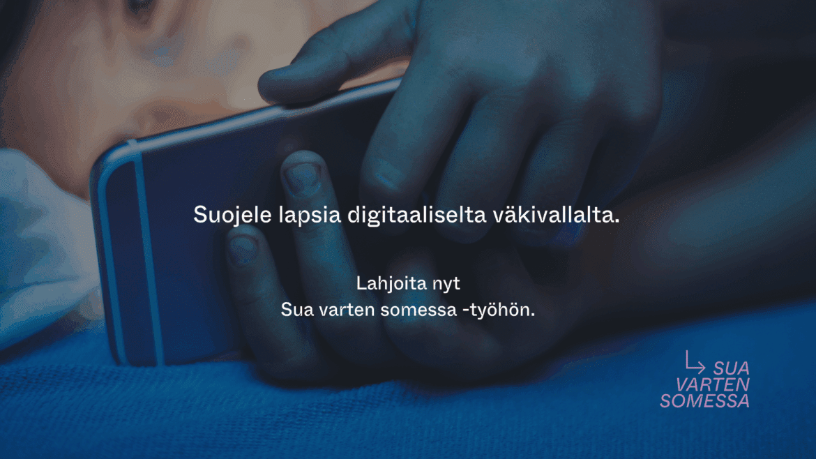 taustalla näkyy tummalla nuori henkilö makaamassa sängyllä ja pitämässä kädessään puhelinta. kuvassa keskellä teksti "suojele lapsia digitaaliselta vkivallalta. lahjoita nyt sua varten somessa -työhön"