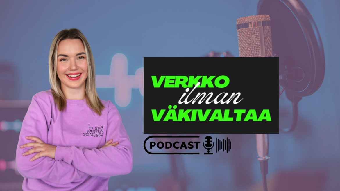 Taustalla podcastauksessa käytettävä mikrofoni. Etualalla hymyilevä ja violetti paita päällä oleva Sua varten somessa -tiimin Amalia. Vieressä Verkko ilman väkivaltaa -logo sekä ikoni, jossa mikrofoni sekä teksti PODCAST.